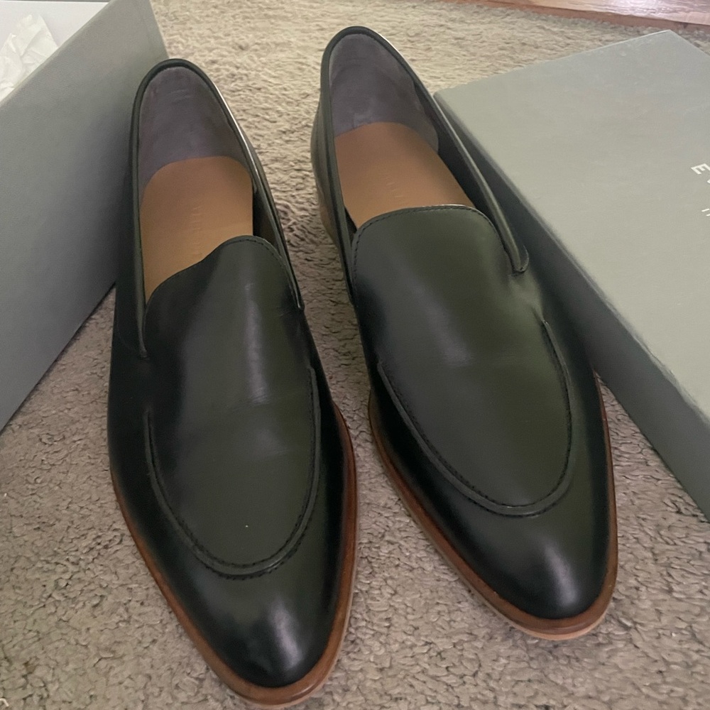 Brand new Everlane Italian leather loafers. Size 10 will fit is true to size.